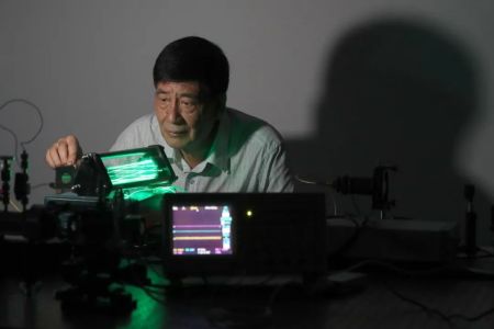 03刘文清院士在实验室测试实验装置的光路准直性.jpg